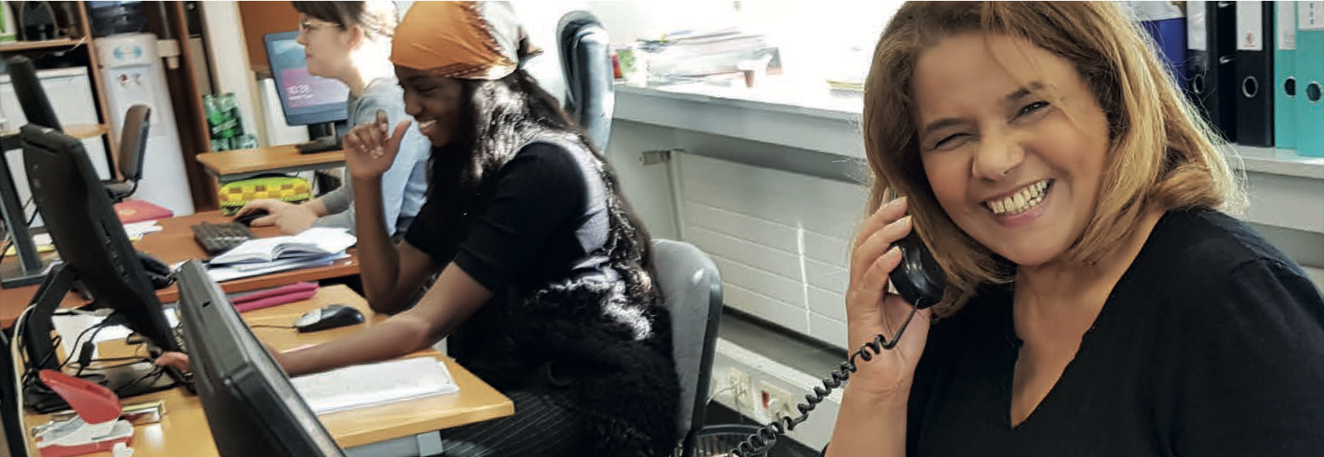 Secrétaire de HSP accueillant un appel avec un sourire